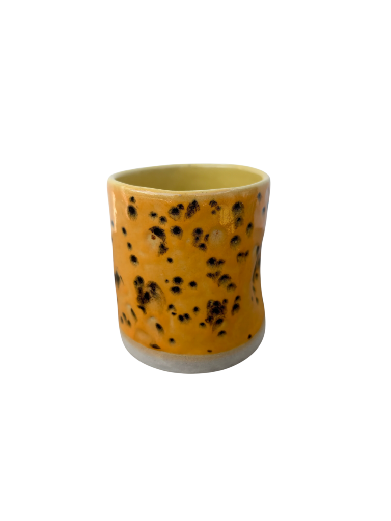 Ręcznie robiona czarka ceramiczna Papaja 350 ml z charakterystycznymi wgnieceniami na palce – KC Creates Art