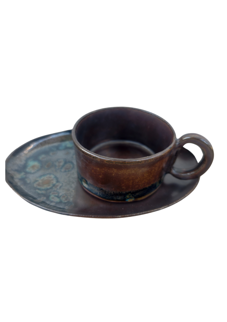 filizanka-ceramiczna-handmade-ze-spodkiem-brazowa-harmonia-150-ml