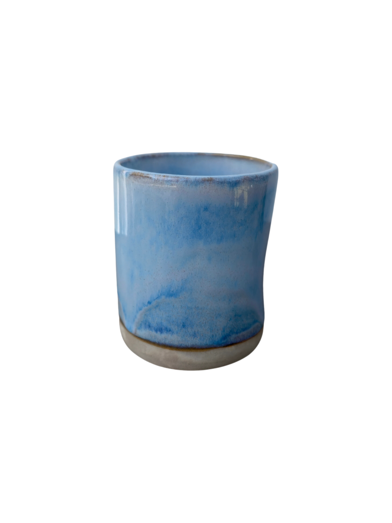 Jasnoniebieski kubek ceramiczny handmade 360 ml z białymi przejściami szkliwa i wgnieceniami na palce – KC Creates Art